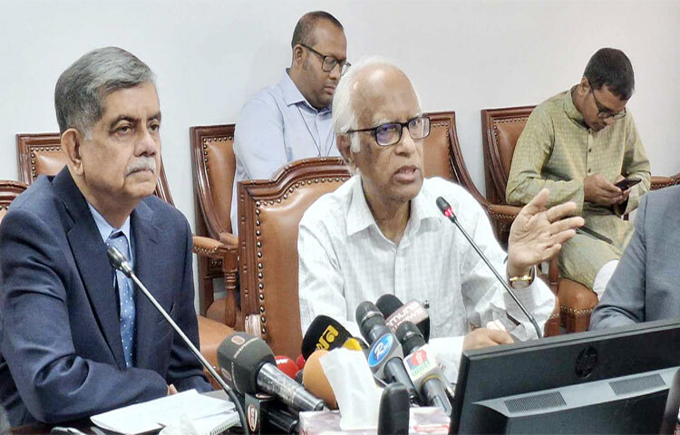 সকালে শপথ নেওয়ার পর শিক্ষা মন্ত্রণালয়ে নতুন উপদেষ্টা হিসেবে যোগ দিয়েছেন চৌধুরী রফিকুল আবরার (সি আর আবরার)। ছবি: জাগো নিউজ