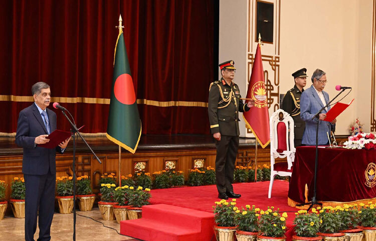 অন্তর্বর্তীকালীন সরকারের নতুন উপদেষ্টা হিসেবে শপথ নিয়েছেন ঢাকা বিশ্ববিদ্যালয়ের (ঢাবি) আন্তর্জাতিক সম্পর্ক বিভাগের অধ্যাপক ও মানবাধিকারকর্মী চৌধুরী রফিকুল (সি. আর) আবরার। ছবি: পিআইডি