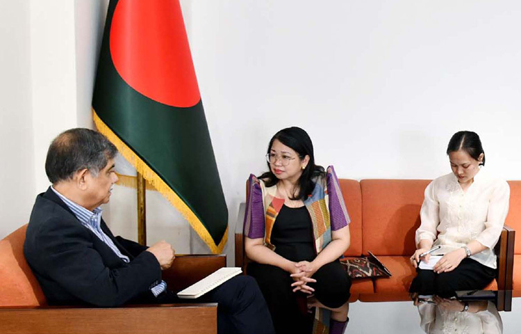 শিক্ষা উপদেষ্টা অধ্যাপক ড. চৌধুরী রফিকুল আবরারের সঙ্গে মন্ত্রণালয়ে তার অফিসকক্ষে সাক্ষাৎ করেন বাংলাদেশে ফিলিপাইনের রাষ্ট্রদূত নিনা পি. ক্যাইনলেট। ছবি: পিআইডি