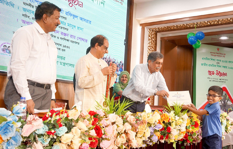 ঢাকায় মিরপুরে প্রাথমিক শিক্ষা অধিদপ্তরে প্রাথমিক শিক্ষা পদক-২০২৪ প্রাপ্তদের মধ্যে সনদপত্র বিতরণ করেন শিক্ষা উপদেষ্টা অধ্যাপক ড. চৌধুরী রফিকুল আবরার। ছবি: পিআইডি