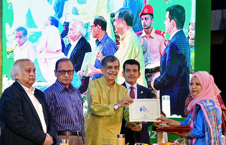 ঢাকায় ওসমানী স্মৃতি মিলনায়তনে ‘বিশ্ব শিক্ষক দিবস-২০২৫’ উপলক্ষ্যে আয়োজিত অনুষ্ঠানে শিক্ষকদের হাতে সম্মাননা স্মারক তুলে দেন শিক্ষা উপদেষ্টা অধ্যাপক ড. চৌধুরী রফিকুল আবরার। ছবি: পিআইডি