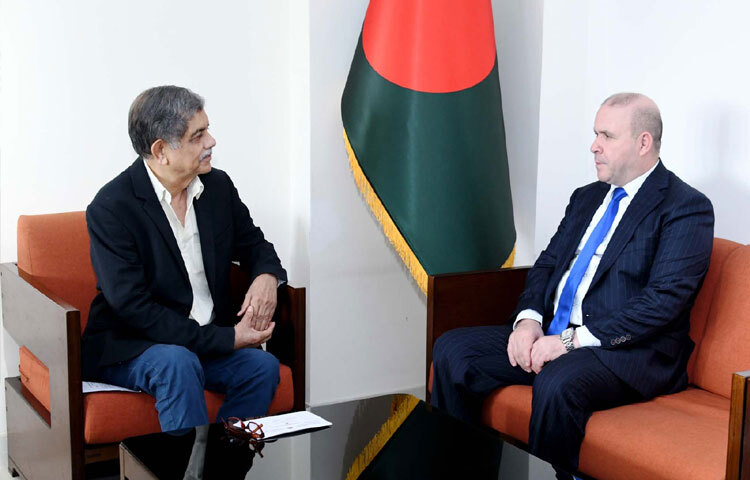 শিক্ষা উপদেষ্টা অধ্যাপক ড. চৌধুরী রফিকুল আবরারের সঙ্গে মন্ত্রণালয়ে তার অফিসকক্ষে সাক্ষাৎ করেন আলজেরিয়ার রাষ্ট্রদূত ড. আব্দুলৌহাব সাইদানি। ছবি: পিআইডি