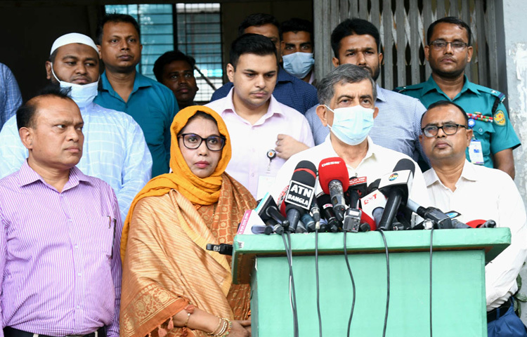 ঢাকায় ভাসানটেক সরকারি কলেজে এইচএসসি ও সমমানের পরীক্ষা কেন্দ্র পরিদর্শন শেষে সাংবাদিকদের ব্রিফ করেন শিক্ষা উপদেষ্টা অধ্যাপক ড. চৌধুরী রফিকুল আবরার। ছবি: পিআইডি