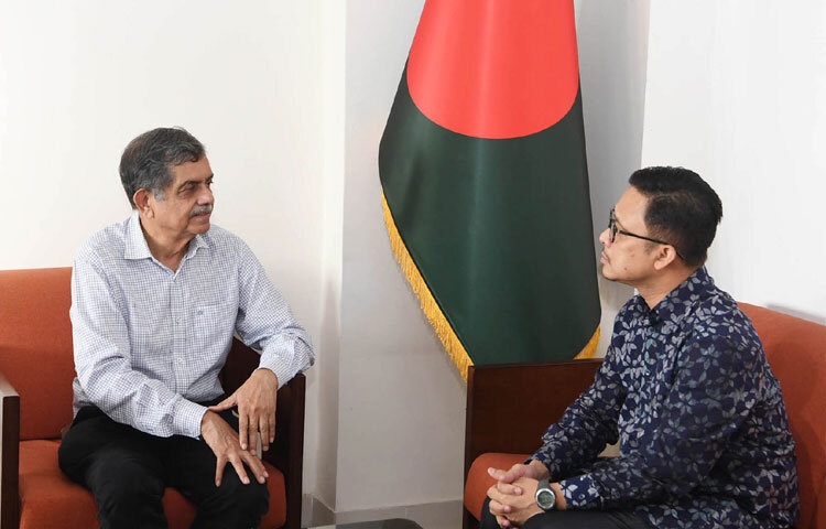 শিক্ষা উপদেষ্টা অধ্যাপক ড. চৌধুরী রফিকুল আবরারের সঙ্গে মন্ত্রণালয়ে তার অফিসকক্ষে সাক্ষাৎ করেন বাংলাদেশে মালয়েশিয়ার হাইকমিশনার মোহাম্মদ সুহাদা ওসমান। ছবি: পিআইডি