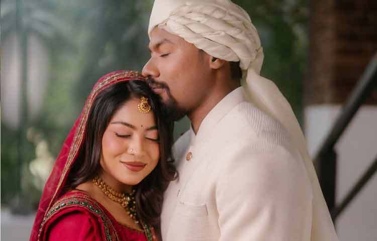 স্ট্যাটাসে দুই শিল্পীর জন্য শুভেচ্ছার বন্যা বইয়ে দিয়েছেন তাদের কাছের মানুষেরা।