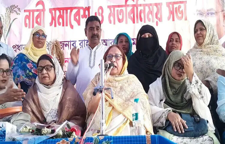 ঠাকুরগাঁওয়ে নারী সমাবেশে যোগ দিয়ে ধানের শীষে ভোট চেয়েছেন বিএনপির মনোনীত সংসদ সদস্য প্রার্থী ও দলটির মহাসচিব মির্জা ফখরুল ইসলাম আলমগীরের স্ত্রী রাহাত আরা বেগম। ছবি: তানভীর হাসান তানু