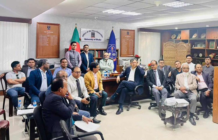 মানবতাবিরোধী অপরাধের মামলায় আন্তর্জাতিক অপরাধ ট্রাইব্যুনালে ক্ষমতাচ্যুত প্রধানমন্ত্রী শেখ হাসিনাকে ফাঁসির রায় দেওয়া হয়েছে। টেলিভিশনে সরাসরি সম্প্রচারিত এ রায় একসঙ্গে বসে দেখেছেন ঢাকা বিশ্ববিদ্যালয়ের (ঢাবি) উপাচার্য (ভিসি) অধ্যাপক ড. নিয়াজ আহমেদ খান ও বিএনপির স্থায়ী কমিটির সদস্য সালাহউদ্দিন আহমদ। ছবি: হাসান আলী