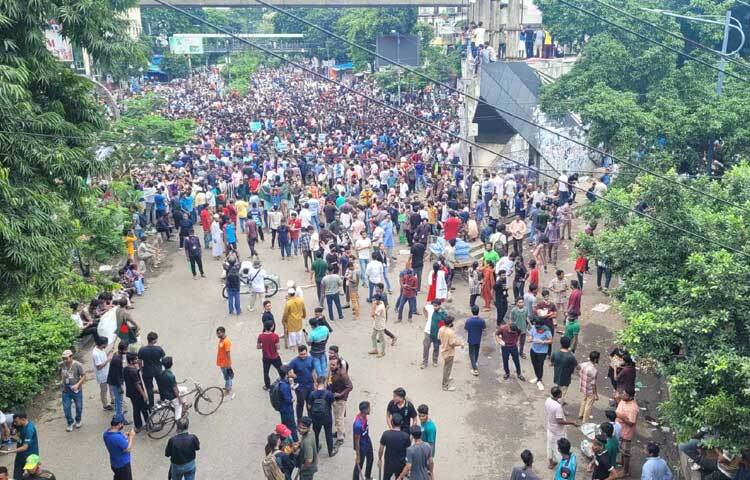 শাহবাগ, যাত্রাবাড়ী, গাবতলী, উত্তরা, আজমপুর, বাড্ডা, রামপুরা, মহাখালী, শহীদ মিনার, খিলগাঁওসহ বিভিন্ন এলাকা দখলে নিয়ে নেন ছাত্র-জনতা। ছবি: রায়হান আহমেদ