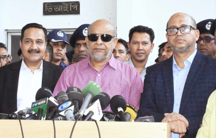 ঈদে মানুষ যেন নিরাপদে গ্রামে যেতে পারে সেই উপলক্ষে সব প্রস্তুতি নিয়েছি। বিশেষ ট্রেনের ব্যবস্থা রয়েছে, আমাদের চেষ্টার কোনো ত্রুটি নেই। এমনটাই বলেছেন রেলমন্ত্রী মো. জিল্লুল হাকিম। ছবি: শান্ত রায়হান