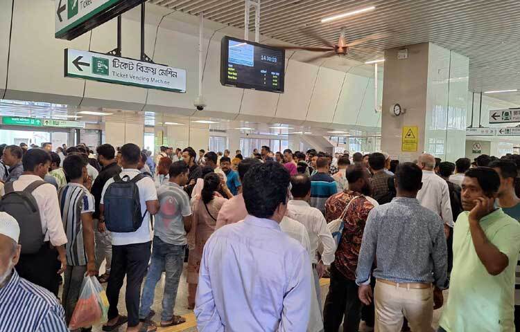 শিক্ষার্থীদের অবরোধের কারণে গণপরিবহন চলাচল বন্ধ থাকায় মেট্রোরেলে করেই গন্তব্যে যাওয়ার চেষ্টা করছেন সাধারণ যাত্রীরা। ফলে মেট্রোরেলের স্টেশনগুলোতে যাত্রীদের উপচেপড়া ভিড় দেখা গেছে। ছবি: রায়হান আহমেদ