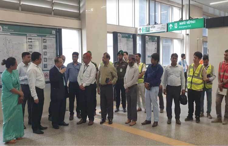 আজ বাংলাদেশ সচিবালয় সংলগ্ন মেট্রোরেল স্টেশন পরিদর্শন করেন সড়ক পরিবহন ও মহাসড়ক বিভাগের সিনিয়র সচিব মো. এহছানুল হক। ছবি: পিআইডি