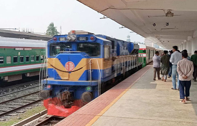 চাকরি স্থায়ীকরণের দাবি না মানলে আগামী ২৪ মার্চ থেকে একযোগে রেলপথ অবরোধ এবং অনির্দিষ্টকালের জন্য কর্মবিরতি পালনের ঘোষণা দিয়েছেন বাংলাদেশ রেলওয়েতে কর্মরত গেটকিপার-গেটম্যানরা। ছবি: জাগো নিউজ