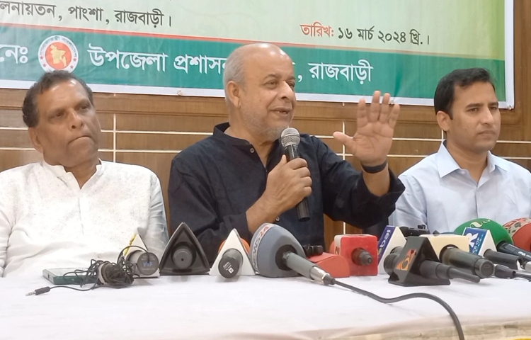 আজ দুপুরে পাংশা উপজেলা পরিষদের হল রুমে রেলের ঊর্ধ্বতন কর্মকর্তা, স্থানীয় প্রশাসন ও স্থানীয়দের সঙ্গে মতবিনিময় সভায় রেলমন্ত্রী মো. জিল্লুল হাকিম বলেন, রেলের জমি দখল মুক্ত করার কাজ শুরু করেছি। সারাদেশে এ রকম ২৩ হাজার একর রেলের জমি বেদখল হয়ে আছে। ছবি: রুবেলুর রহমান