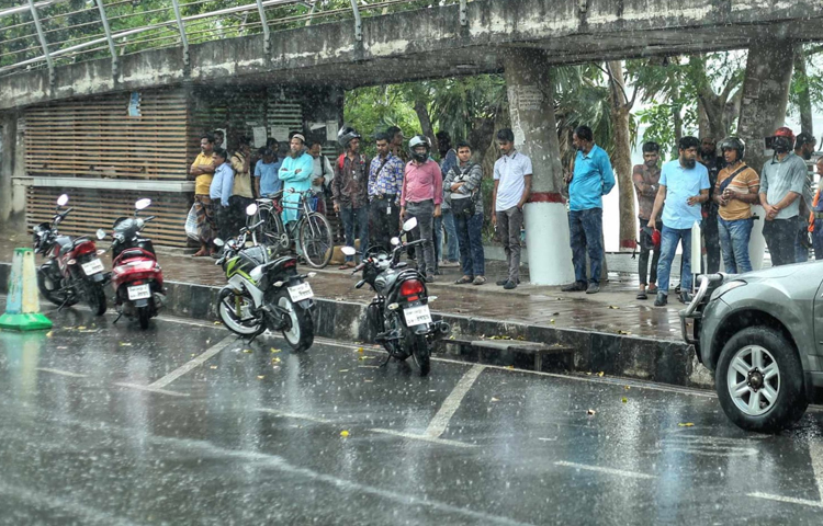 তবে বৃষ্টির কারণে পথে-ঘাটে নগরবাসী পড়েন ভোগান্তিতে। ছবি: মাহবুব আলম