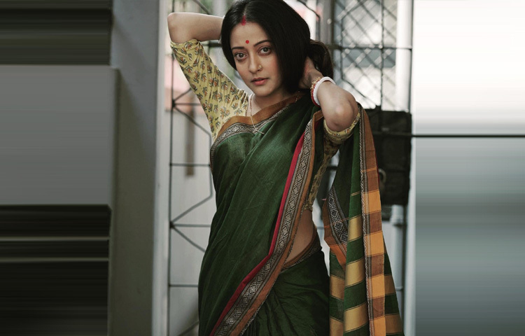 সুতি শাড়ি আর সিঁদুরের সাজে বাঙালি বধূ লাগছে তাকে।