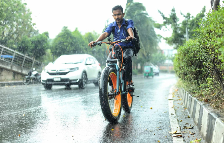 রমজান মাস হওয়ায় রোজাদারদের জন্য বাড়তি স্বস্তি নিয়ে এসেছে ফাল্গুন শেষের এ হালকা বৃষ্টি। ছবি: মাহবুব আলম