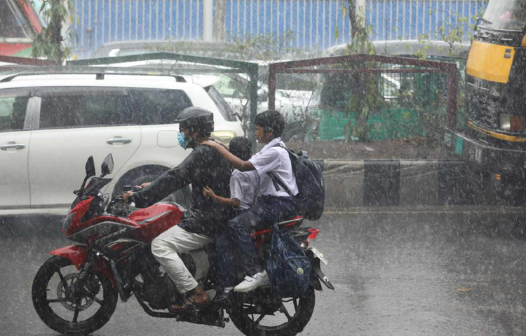 দুপুর ২টার দিকে রাজধানীতে হঠাৎ করে গুড়ি গুড়ি বৃষ্টি হয়েছে। রোজাদারদের জন্য বাড়তি স্বস্তি এনেছে ফাল্গুন শেষের এ হালকা বৃষ্টি।  তবে বৃষ্টির কারণে পথে-ঘাটে ভোগান্তিতে পড়েছেন নগরবাসী। ছবি: বিপ্লব দীক্ষিত