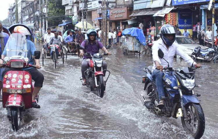 রাজধানীর টানা প্রায় ঘণ্টাব্যাপী চলা বৃষ্টিতে জলাবদ্ধ হয়ে পরেছে নগরীর অনেক সড়ক ও অলিগলি। এতে ভোগান্তিতে পড়েছেন শিক্ষার্থী ও কর্মজীবীসহ সব শ্রেণিপেশার মানুষ। ছবি: বিপ্লব দীক্ষিৎ
