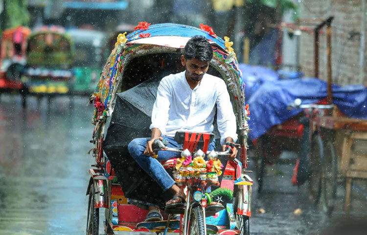 আমাদের শৈশবে বড়দের মুখে এই কথাটা শুনলেই কল্পনার এক অদ্ভুত জগৎ খুলে যেত। মনে হতো সত্যিই বুঝি খেঁকশিয়ালরা আজ বিয়ে করছে। বৃষ্টির ফোঁটা তখন তাদের শাড়ি আর পাঞ্জাবির মতো, আর রোদ যেন বাজানো শঙ্খ কিংবা আলোকিত মঞ্চ। প্রকৃতির এই বিরল খেলা শিশুদের কল্পনায় এক ধরনের রূপকথার আবেশ তৈরি করত।