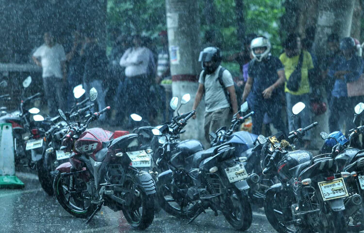 তবে শুধু সৌন্দর্য নয়, বৃষ্টির সঙ্গে আসে কিছু সমস্যা। সড়কে পানি জমে যানজট তৈরি হয়, অটো এবং রিকশাচালকেরা পানির ভিড় সামলাতে হিমশিম খায়। বৃষ্টিতে ভিজে পোশাক, স্লিপার ও ব্যাগ-সবই নগর জীবনের এক বাস্তব ছবি। অথচ এই ঝুম বৃষ্টি, এই অল্প সময়ের ভেজা, ঢাকার মানুষের মনে এক অদ্ভুত রোমাঞ্চ সৃষ্টি করে।