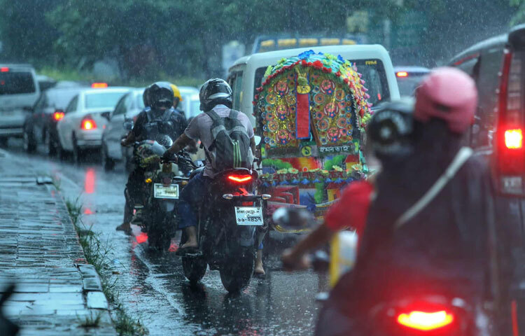 ঢাকার রাস্তাঘাট বৃষ্টির সময় যেন নতুন রূপে ফুটে ওঠে। গাড়ির হালকা হর্ন, ধুলো মুছে যাওয়া সড়ক, পানি জমে ছোট ছোট পুকুর-সবই যেন শহরের নান্দনিক চিত্রের অংশ।