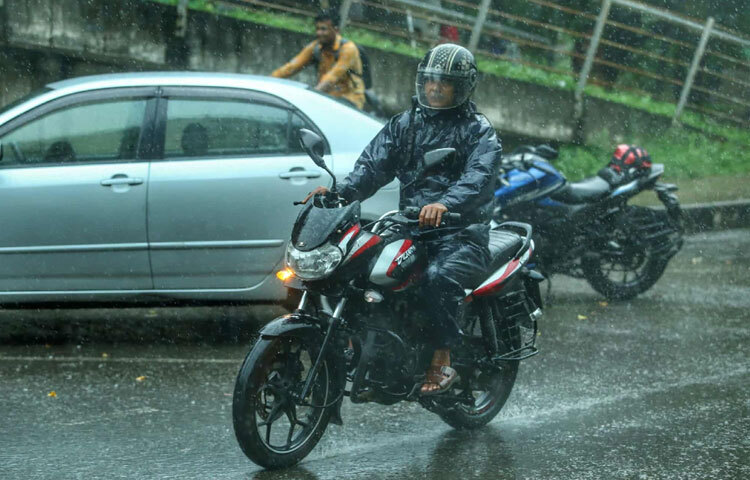 ঢাকার এই দুপুরের ঝুম বৃষ্টি নগর জীবনের রোমাঞ্চের এক অংশ। ব্যস্ততা, যানজট, আবহাওয়ার চাপে চাপা পড়া জীবনে হঠাৎ এই বৃষ্টি আসে যেন শহরকে মনে করিয়ে দেয়-তুমি এখনো বেঁচে আছো। ছোট ছোট মুহূর্তগুলো, যেমন বৃষ্টির পানি গড়িয়ে রাস্তার খোঁড়াকালো চোরাগলিতে পড়া, বৃষ্টিতে ভিজে যাওয়া রিকশাচালক, স্কুলছাত্রদের খেলার দৃশ্য-সবই শহরের জীবন্ত গল্প।