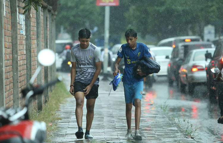 যারা খোলা রাস্তায় ছিলেন, তারা ছাতা খুঁজে বের করার জন্য ব্যস্ত, আবার কেউ কেউ সেই অপ্রত্যাশিত বৃষ্টির ছোঁয়ায় হাসতে লাগেন।