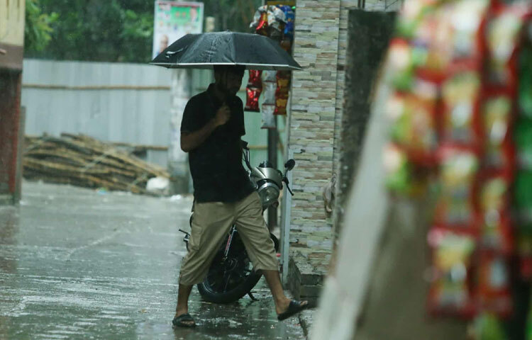 দুপুরের এই ঝুম বৃষ্টিতে শহরের ব্যস্ত মানুষদের চোখে দেখা যায় বিস্ময় এবং আনন্দের মিশ্র প্রতিক্রিয়া।