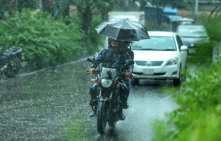 ঢাকায় গ্রীষ্মকালীন বৃষ্টি আসলে মানুষের শরীর ও মন দুইয়ের জন্যই প্রয়োজনীয়। গরম, আর্দ্রতা, ধুলো-সব মিলিয়ে দুপুরের ঝড়ে একটি সতেজতার বাতাস আসে।