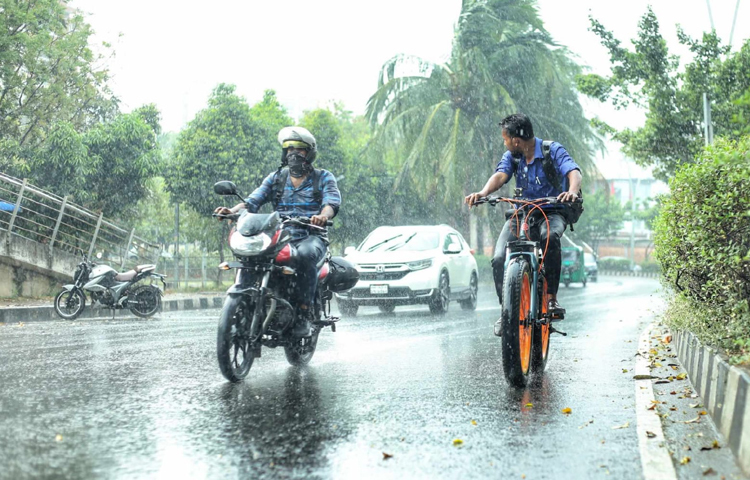 এসময়ে সারাদেশে দিনের তাপমাত্রা সামান্য কমতে পারে এবং রাতের তাপমাত্রা প্রায় অপরিবর্তিত থাকতে পারে বলেও জানিয়েছে আবহাওয়া বিভাগ। দেশের বিভিন্ন অঞ্চলে ঝড়-বৃষ্টিতে প্রবণতা আগামী কয়েক দিন থাকতে পারে বলেও জানিয়েছেন আবহাওয়াবিদরা। ছবি: মাহবুব আলম
