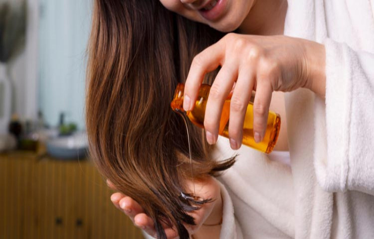 ৩০ মিনিট থেকে ১ ঘণ্টার বেশি তেল রাখা প্রয়োজন নেই। দীর্ঘ সময় রাখলে স্ক্যাল্পে সংক্রমণের আশঙ্কা বেড়ে যায়। খুব গরম পানি চুল ও স্ক্যাল্প শুকিয়ে ফেলে। তাই কুসুম গরম পানি এবং সালফেট-মুক্ত মাইল্ড শ্যাম্পু ব্যবহার করাই ভালো।