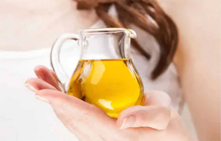 বর্ষাকালে চুলে তেল দেওয়া যাবে না এই ধারণা ঠিক নয়। বরং সঠিক নিয়মে তেল ব্যবহার করলে বর্ষার দিনে চুলের রুক্ষতা ও স্ক্যাল্পের শুষ্কতা অনেকটাই কমানো যায়। তবে এক্ষেত্রে কিছু জরুরি নিয়ম মেনে চলা অত্যন্ত প্রয়োজন।