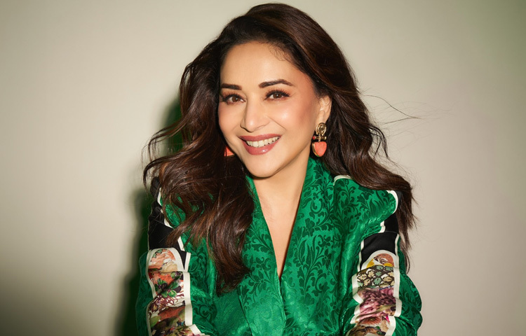 চুলে তেল দেওয়া শুধু বাহ্যিক যত্নই নয়, বরং এটি এক ধরনের মানসিক প্রশান্তিও বটে। আলতো ম্যাসাজ ক্লান্তি দূর করে এবং মন ভালো রাখতে সাহায্য করে। তবে বর্ষার আর্দ্র ও জীবাণুবহুল আবহাওয়ায় এই ছোট্ট রুটিন যদি ভুলভাবে পালন করা হয়, তবে তা হতে পারে বড় বিপদের কারণ। তাই চুলের সৌন্দর্য ও স্বাস্থ্য দুটোই বজায় রাখতে চাইলে বর্ষাকালে তেল ব্যবহার হোক নিয়মমাফিক আর সচেতনভাবে।