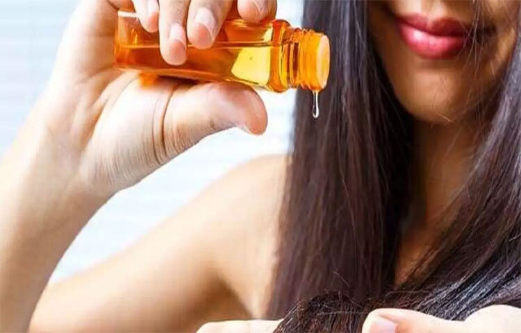 সামান্য গরম তেল ত্বকে দ্রুত মিশে যায় এবং স্ক্যাল্পে রক্ত সঞ্চালন বাড়াতে সাহায্য করে। চুল ঘামা বা ধুলোময়লা অবস্থায় তেল দেওয়া ঝুঁকিপূর্ণ। পরিষ্কার ও শুকনো স্ক্যাল্পে তেল দিন। আঙুলের ডগা দিয়ে আলতোভাবে ঘুরিয়ে ঘুরিয়ে ম্যাসাজ করুন। এতে চুলে টান পড়ে না এবং স্ক্যাল্প রিল্যাক্স হয়।