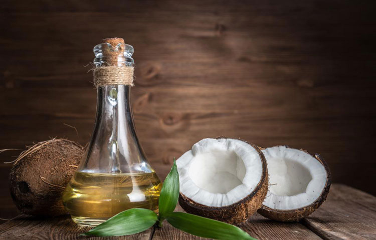 অনেকে বর্ষায় চুলে তেল দেওয়া কমিয়ে দেন বা পুরো বন্ধ করে দেন। এতে চুল আরও রুক্ষ হয়ে পড়ে। বরং নিয়ম মেনে তেল দিলে স্ক্যাল্পের পুষ্টি বজায় থাকে এবং খুশকি থেকেও মুক্তি মেলে।