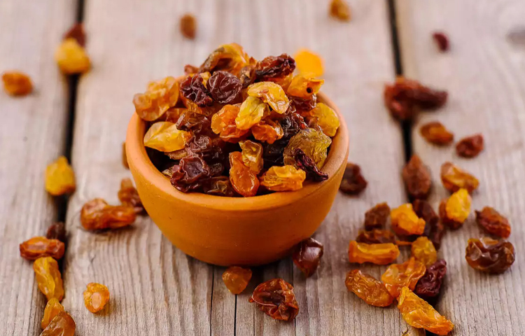 কিশমিশ শক্তির একটি প্রাকৃতিক উত্স, এতে উচ্চ চিনির উপাদান ও প্রচুর ফাইবার থাকে। যা হজমে সহায়তা করে। এগুলো আয়রন ও পটাসিয়াম সমৃদ্ধ। যা স্বাস্থ্যকর রক্ত ও হৃদযন্ত্রের কার্যকারিতা বজায় রাখতে সাহায্য করে। কিশমিশে আছে অ্যান্টি অক্সিডেন্ট, যা ফ্রি র‌্যাডিক্যাল ও কোষের ক্ষতি থেকে রক্ষা করে। ছবি: সংগৃহীত