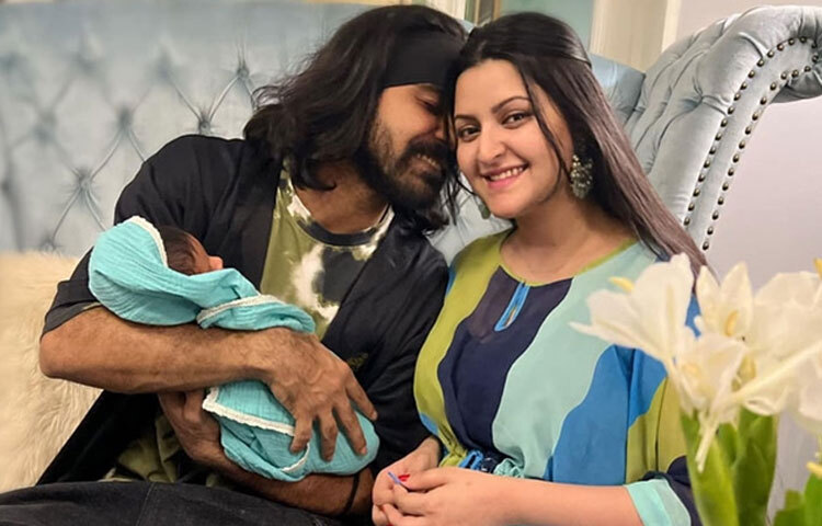 শিগগিরই এ দম্পতির জীবনে আসে সুখবর, তাদের ঘরে জন্ম নেয় পুত্রসন্তান রাজ্য।