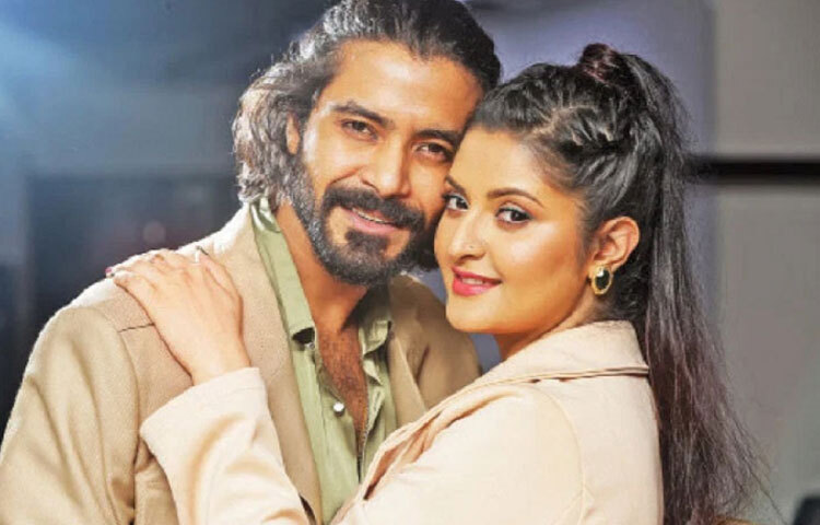 ২০২১ সালের দিকে চিত্রনায়ক শরীফুল রাজের সঙ্গে পরিচয় হয় পরীমনির।