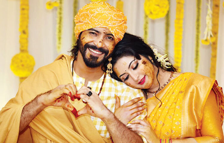 তবে রাজ-পরীর সম্পর্কও বারবার ভাঙন আর জোড়ার খবরের মধ্যে আলোচিত হয়। কখনো সামাজিক মাধ্যমে ভালোবাসার প্রকাশ, আবার কখনো বিচ্ছেদের ইঙ্গিত, সবকিছু মিলিয়ে দর্শক-ভক্তদের আগ্রহের কেন্দ্রে ছিলেন এই জুটি। তবে শেষ রক্ষা হয়নি, ভেঙ্গে গেছে পরীর এ সর্ম্পকও।