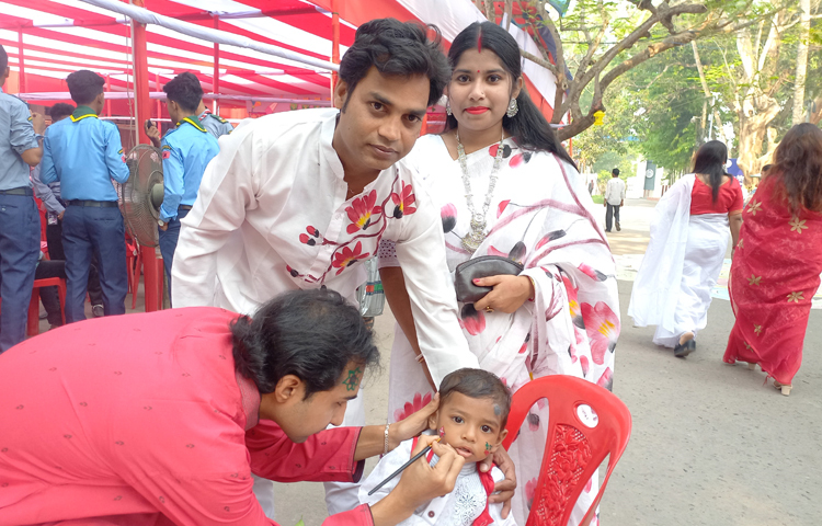 এসময় বাঙ্গালির কৃষ্টি, কালচার প্রদর্শন করে নানা অঙ্গ-ভঙ্গিমায় মঙ্গল শোভাযাত্রায় অংশ নেয় শিশু-কিশোর, যুবক-যুবতী, বৃদ্ধসহ সকল শ্রেণি-পেশার মানুষ। এতে উপস্থিত ছিলেন, রাজবাড়ী বর্ষবরণ উদযাপন পর্ষদের আহ্বায়ক জ্যোতি শংকর ঝন্টু, সদস্য সচিব ফকীর শাহাদত হোসেনসহ বিভিন্ন সাংস্কৃতিক সংগঠন সমূহের সদস্যরা। ছবি: রুবেলুর রহমান