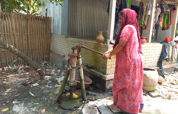 ভূ-গর্ভস্থ পানির স্তর নিচে নেমে যাওয়ায় রাজবাড়ীতে দেখা দিয়েছে খাবার পানির তীব্র সংকট। ছবি: রুবেলুর রহমান