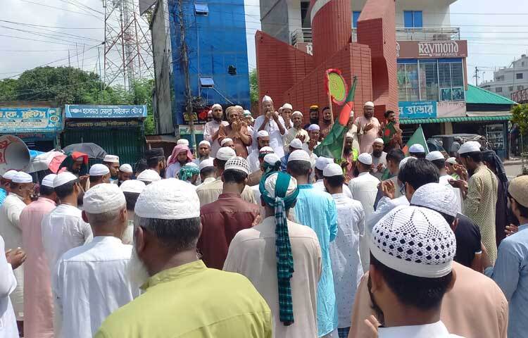 শেখ হাসিনা পদত্যাগ করে দেশত‌্যাগ করায় রাজবাড়ীতে ‘শুকরিয়া মিছিল’ করেছেন বাংলাদেশ ইসলামী আন্দোলনের নেতাকর্মীরা। একই সঙ্গে ছাত্র আন্দোলনে নিহতদের স্মরণে নামাজ আদায় করেছেন। ছবি: রুবেলুর রহমান
