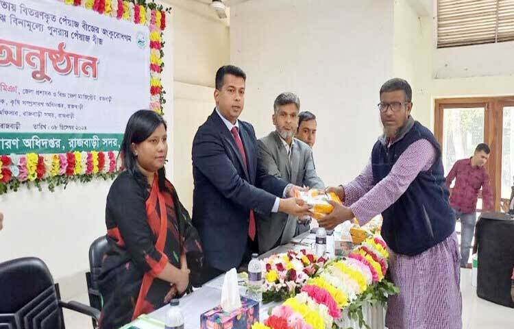 রাজবাড়ী‌তে বিতরণ করা প্রণোদনার পেঁয়াজ বীজের অংকু‌রোধগম (গজা‌নো) স‌ন্তোষজনক না হওয়ায় ক্ষতিগ্রস্ত তিন হাজার ৭২৫ চাষিকে পুনরায় বীজ দেওয়া হ‌য়ে‌ছে। ছবি: রু‌বেলুর রহমান