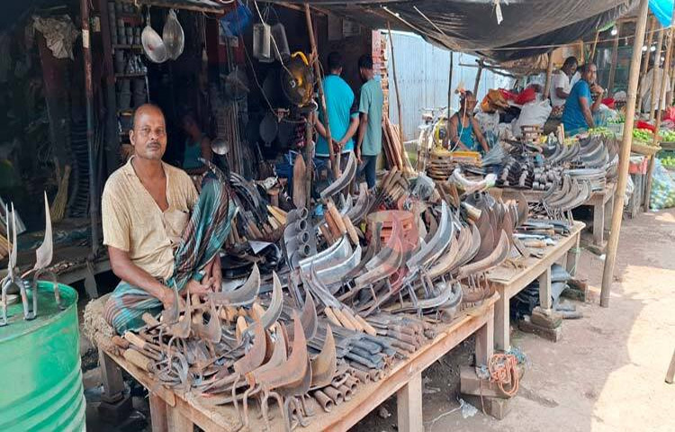 ঈদুল আজহার বাকি আর মাত্র কয়েকদিন। শেষ মুহূর্তে কামারপট্টি ও কর্মকারদের দোকানে দম ফেলার ফুরসত না থাকলেও এর উল্টো চিত্র রাজবাড়ীতে। অন্যান্য বছর এই সময়ে কর্মকাররা কোরবানির পশু জবাইয়ের জন্য চাপাতি, ছুরি, ছোরা, দাসহ প্রয়োজনীয় জিনিস তৈরিতে ব্যস্ত থাকলেও এবার অলস সময় পার করছেন। ছবি: রুবেলুর রহমান