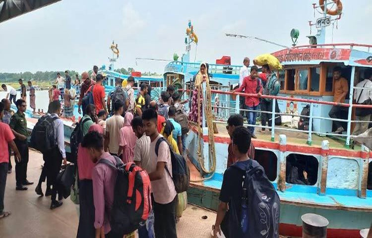 ঈদের ছুটি শেষে দেশের অন্যতম রাজবাড়ীর দৌলতদিয়া ঘাট দিয়ে কর্মস্থলে ফিরতে শুরু করেছে মানুষ। ফলে যাত্রী ও যানবাহনের চাপ বেড়েছে দৌলতদিয়ায়। তবে এতে ভোগান্তিতে পড়তে হচ্ছে না যাত্রীদের। ছবি: রুবেলুর রহমান