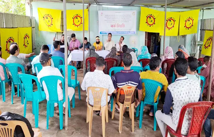 নিয়োগবিধি সংশোধন, ইন সার্ভিস ট্রেনিংসহ ৬ দফা দাবিতে রাজবাড়ীতে অনির্দিষ্টকালের জন্য কর্মবিরতি পালন করছেন স্বাস্থ্য সহকারীরা। ছবি: রুবেলুর রহমান