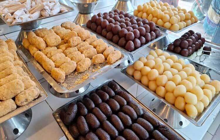 ক্রেতাদের বাড়তি চাহিদার কথা মাথায় রেখে পবিত্র ঈদুল ফিতর উপলক্ষে ক্ষীর চমচমসহ শত শত মণ মিষ্টি মজুত করছেন রাজবাড়ীর মিষ্টি ব্যবসায়ীরা।