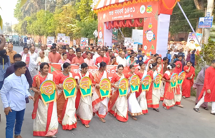 আজ সকাল সাড়ে ৮টায় জেলা প্রশাসক কার্যালয়ের আম্রকানন চত্বর থেকে মঙ্গল শোভাযাত্রা শুরু হয়। শোভাযাত্রাটি শহরের প্রধান সড়ক প্রদক্ষিণ করে পুনরায় আম্রকানন চত্বরে এসে শেষ হয়। পরে সেখানে সাংস্কৃতিক অনুষ্ঠান এবং বিভিন্ন প্রতিযোগিতায় বিজয়ীদের পুরস্কৃত করা হয়। ছবি: রুবেলুর রহমান