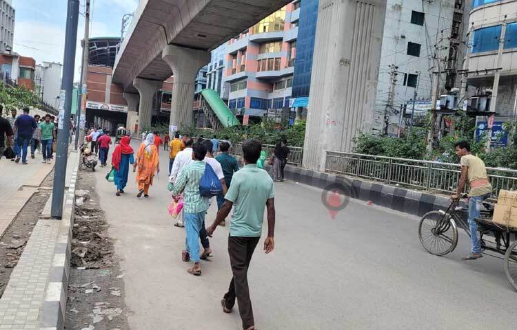 রাজধানীতে শিক্ষার্থীদের আন্দোলনে যান চলাচল বন্ধ থাকায় হেঁটেই গন্তব্যে যাচ্ছে সাধারণ মানুষ। ছবি: রায়হান আহমেদ