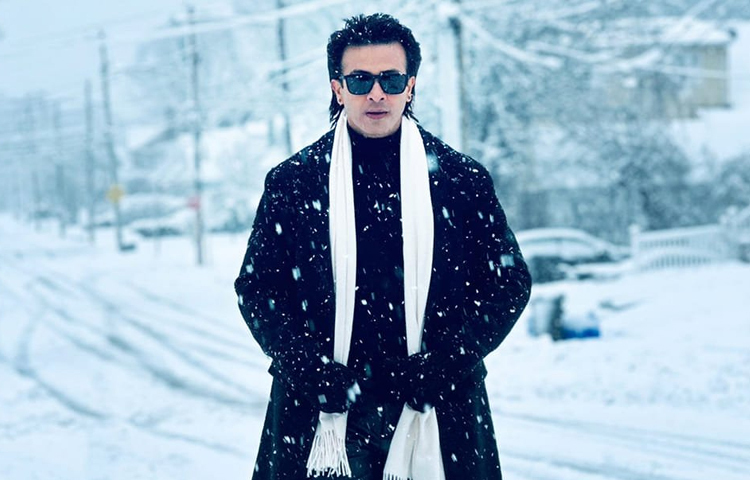 শাকিব খান তার দক্ষ অভিনয়গুণে এখন পর্যন্ত চারবার জাতীয় চলচ্চিত্র পুরস্কার পেয়েছেন। শাকিব খানের জনপ্রিয়তা এখন শুধু দেশের মধ্যেই সীমাবদ্ধ নেই, দক্ষ অভিনয়শৈলী দিয়ে টালিউড, বলিউডেও দর্শকের মনে জায়গা করে নিয়েছেন সুপারস্টার। ছবি: ফেসবুক থেকে